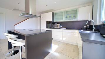 Coffee/tea maker, fridge, microwave, oven