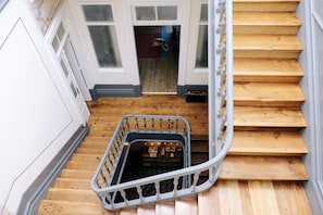 المنشأة من الداخل