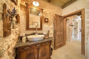 Een haardroger, handdoeken