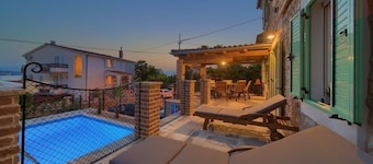 Villa Stone Queen with heated swimming pool and Seaview