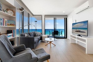 Living area - Ocean Views Apartment with Rooftop Pool (Palm Beach)