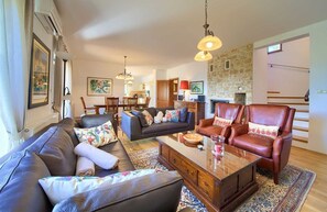 TV, fireplace, stereo