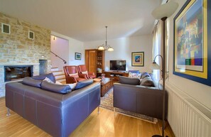 TV, caminetto, impianto stereo
