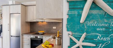 Een koelkast, een oven, een kookplaat, een vaatwasser