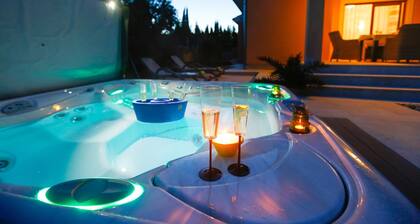 Villa Lavender's Breeze with heated pool, Jacuzzi & bicycles