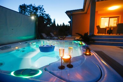 Villa Lavender's Breeze with heated pool, Jacuzzi & bicycles