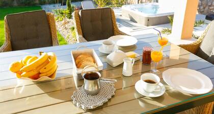 Villa Lavender's Breeze with heated pool, Jacuzzi & bicycles