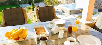 Villa Lavender's Breeze with heated pool, Jacuzzi & bicycles