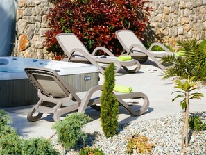 Outdoor spa tub