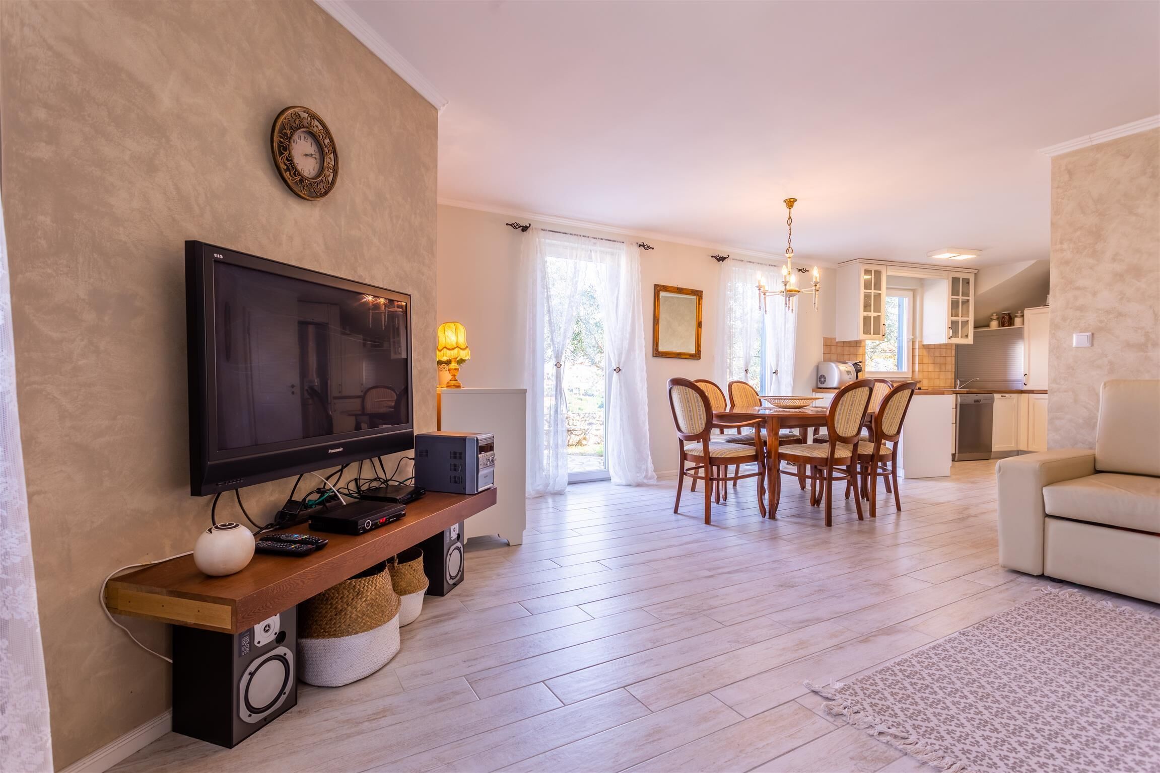 TV, fireplace, stereo