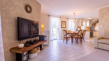 TV, fireplace, stereo