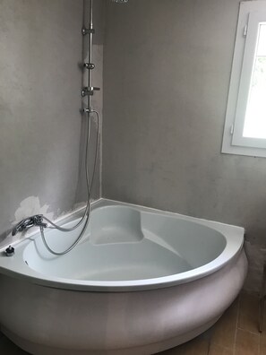 Duschwanne, Haartrockner, Handtücher, Toilettenpapier