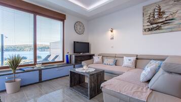 Fernseher, Tischtennisplatte