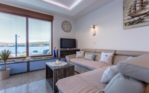 Una televisión, una mesa de tenis de mesa