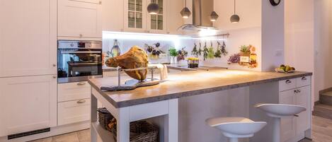 Réfrigérateur, four, lave-vaisselle, cafetiÚre/bouilloire