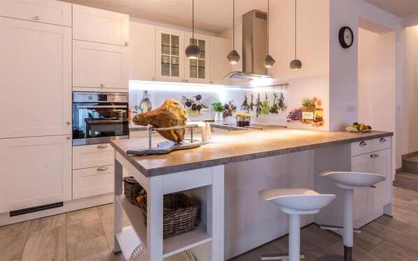 Fridge, oven, dishwasher, coffee/tea maker