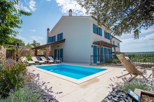 A two-story house with a swimming pool, outdoor seating, and a stone wall. - Villa Tana with a swimming pool, outdoor kitchen, BBQ & SUP (Sužan (Krk))