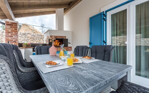 Outdoor dining - Villa Tana with a swimming pool, outdoor kitchen, BBQ & SUP (Sužan (Krk))