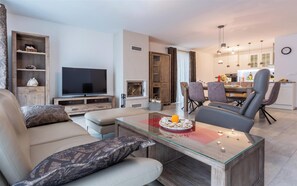 TV, fireplace, stereo