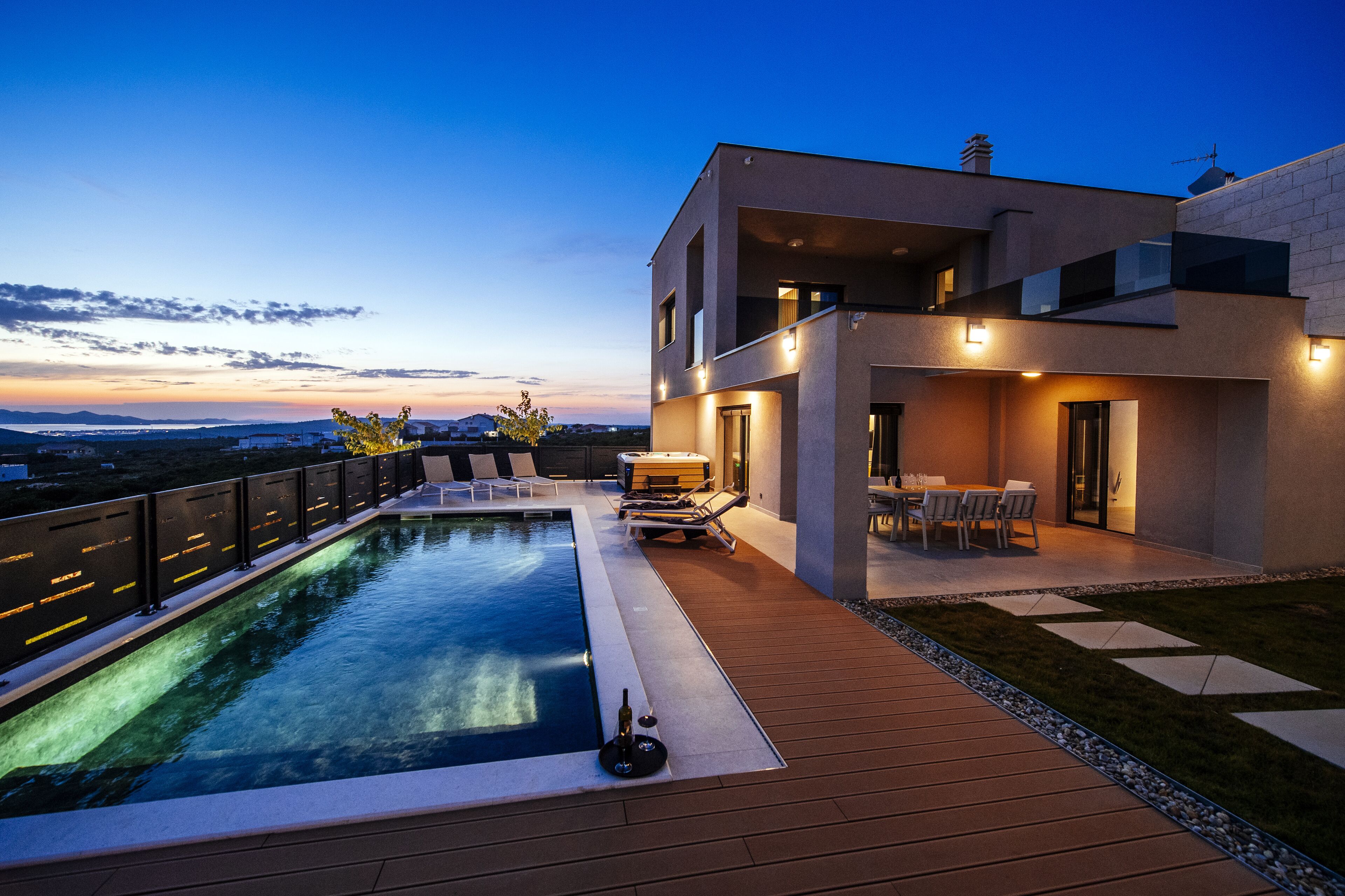 季节性开放的室外游泳池，池畔遮阳伞，日光浴躺椅