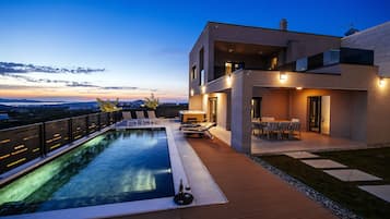 Piscina externa sazonal, guarda-sóis, espreguiçadeiras