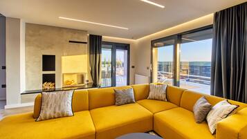 Superior-Villa | Wohnbereich | 100-cm-LCD-Fernseher mit Kabelempfang, Fernseher