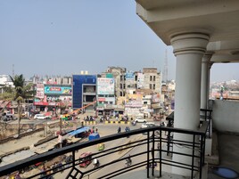 Caja de seguridad en la habitación y espacio para trabajar con laptop 