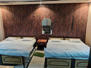 Deluxe-Vierbettzimmer | Zimmersafe, laptopgeeigneter Arbeitsplatz, kostenloses WLAN