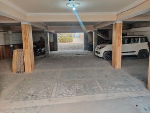 Free self-parking - Hotel Krishan Kanhiya (Jaunpur)