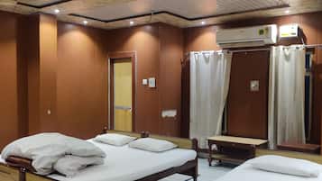 Quarto triplo luxo | 1 quarto, cofres nos quartos, espaço de trabalho para notebook