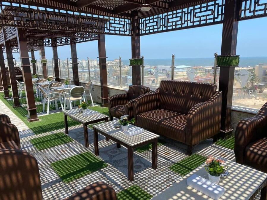 Un área de estar al aire libre, techada, con vista a la ciudad.