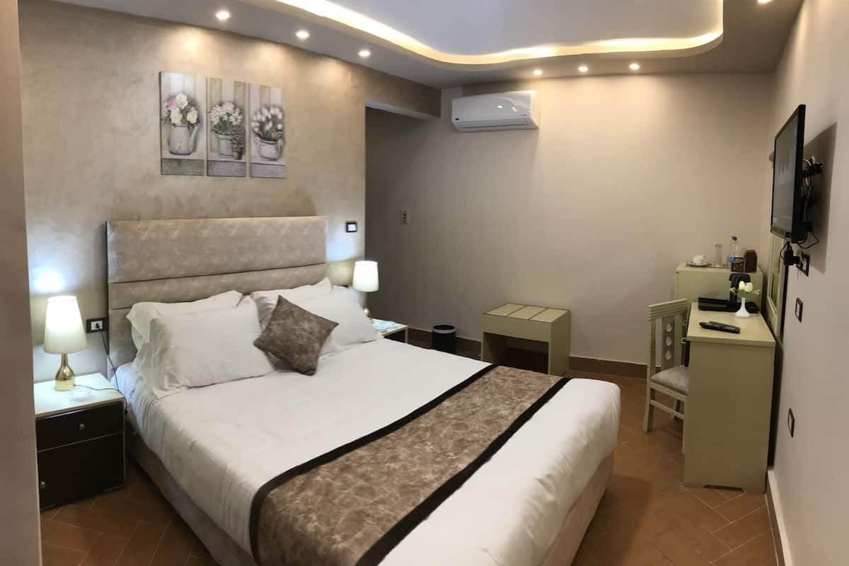 Chambre Simple | Draps en coton égyptien, literie de qualité supérieure, minibar