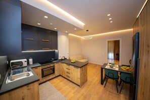 Apartamento, 1 habitación, balcón (3) | Cocina privada | Frigorífico grande, microondas, horno y placa de cocina