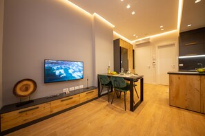 อพาร์ทเมนท์, 1 ห้องนอน, ระเบียง (3) | ห้องนั่งเล่น | ทีวีจอแบน