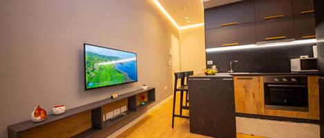 Appartement, 1 slaapkamer, balkon (1) | Privékeuken | Een koelkast met diepvriezer, een microgolfoven, een oven, een kookplaat