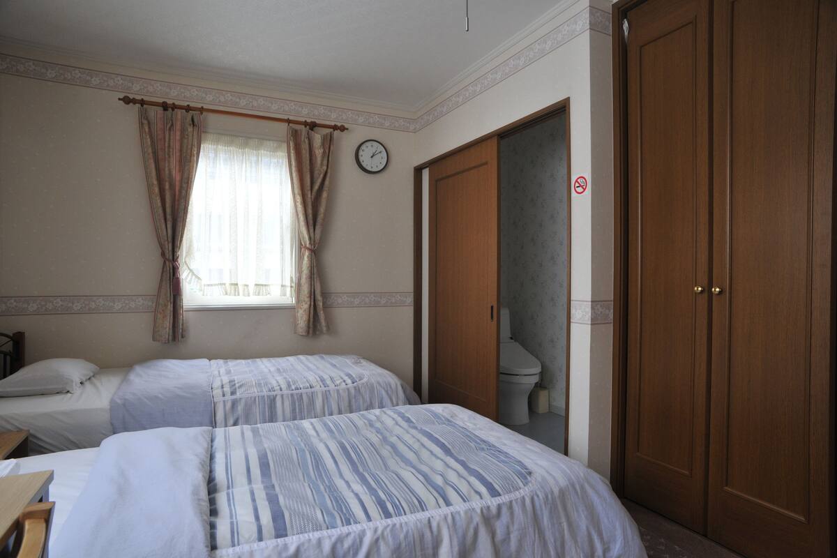 經濟三人房, 非吸煙房 (with Private Toilet) | 迷你吧、書桌、熨斗/熨衫板、免費 Wi-Fi