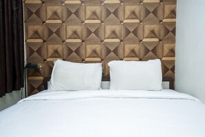 Habitación Deluxe | Escritorio, tabla de planchar con plancha, wifi gratis y ropa de cama 