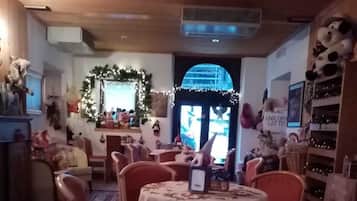 Breakfast, lunch and dinner served