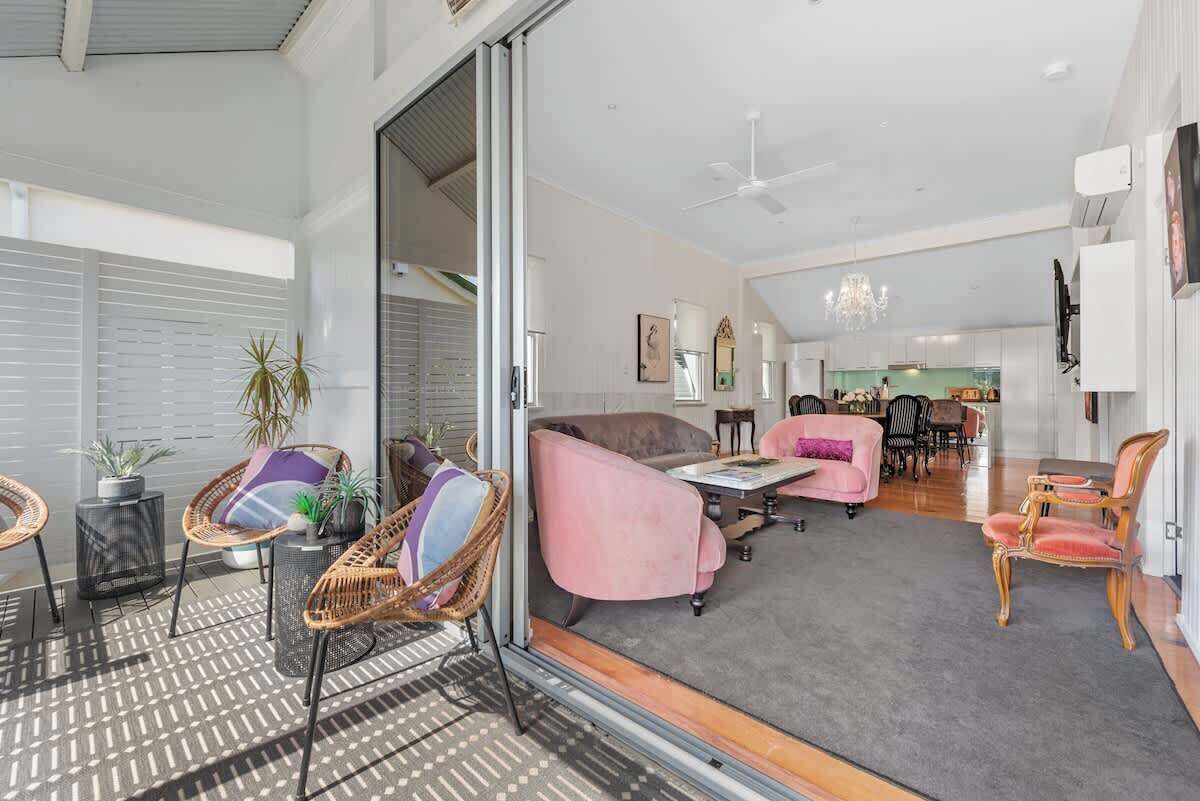 Smart TV, books, stereo, offices