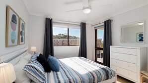 2 bedrooms, iron/ironing board, free WiFi - Promenade 12, 8 Intrepid Cl - fantastic waterfront unit with air con and Wifi (Nelson Bay)