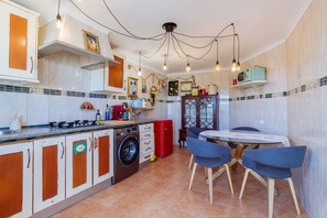 Fridge, microwave, stovetop, dishwasher