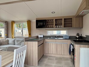 Fridge, microwave, oven, stovetop - The Trout Van - Beautiful, luxury static caravan (Aberlour)