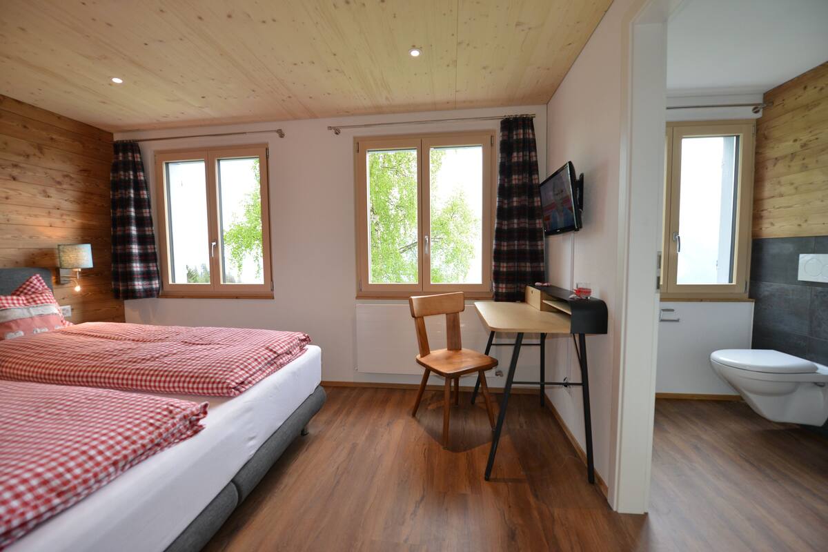 Deluxe tweepersoonskamer | Verduisterende gordijnen, gratis wifi, beddengoed