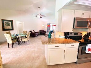 Fridge, microwave, oven, stovetop - Just beachy Pool Gulf access (Cape Coral)