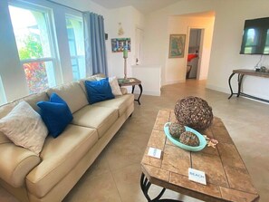 Smart TV, books - Just beachy Pool Gulf access (Cape Coral)