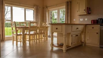 Casa | Cocina privada | Refrigerador, microondas, horno y parrilla de estufa