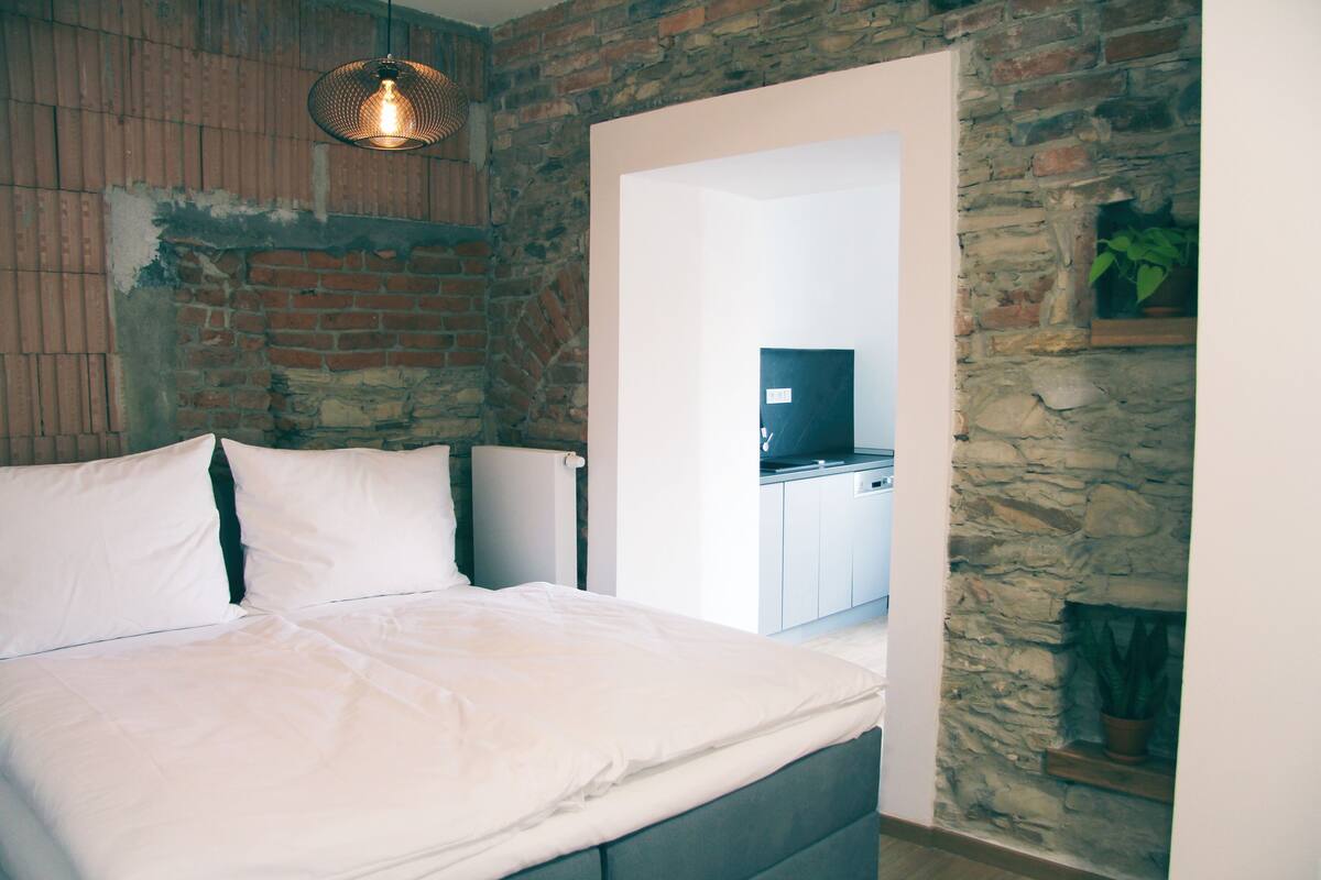 Soundproofing, free WiFi, bed sheets