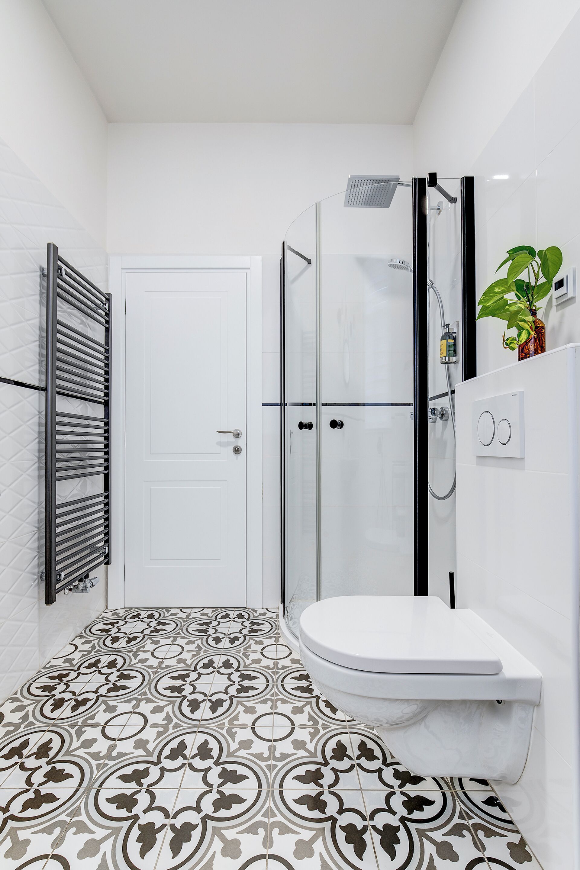 Family Apartment | Bathroom | Shower, towels, soap, shampoo