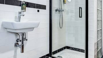 Suite Deluks | Kamar mandi | Shower, handuk, sabun, dan sampo