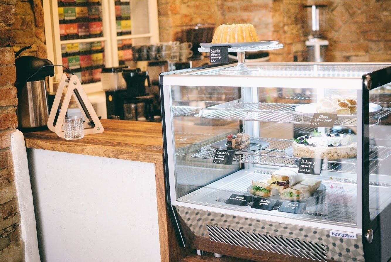 Une vitrine de boulangerie présentant divers pâtisseries et sandwichs.